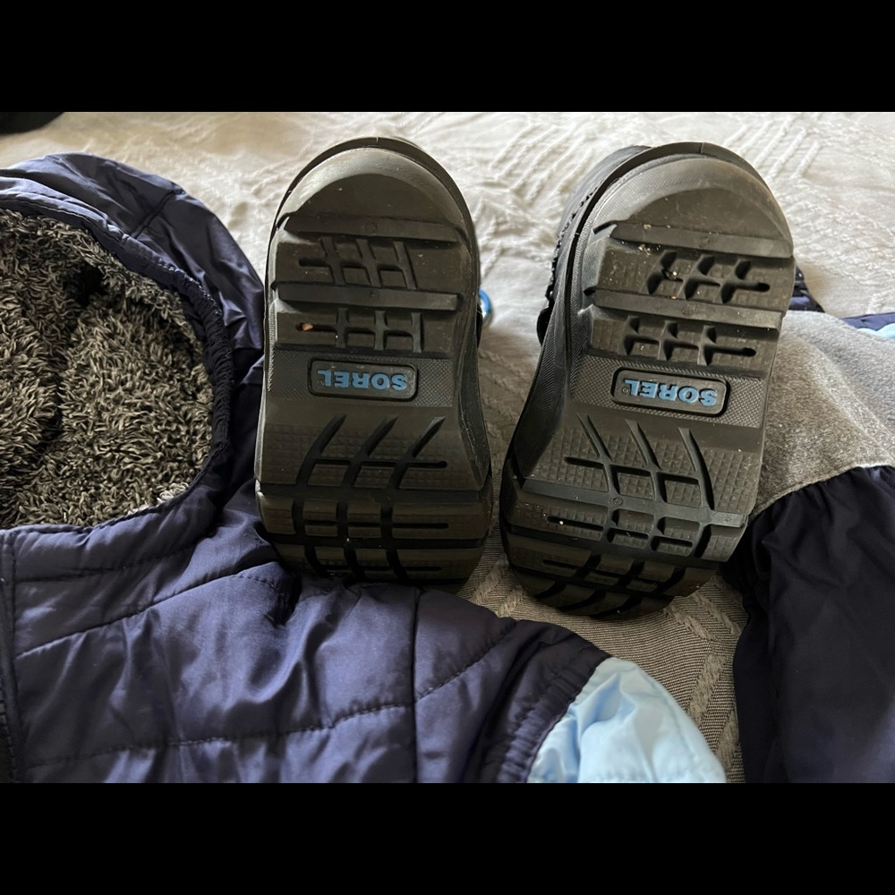 Get ready for the winter!! 24m snow outwear with jacket and size 7 Sorrel boots - Picture 2 of 6